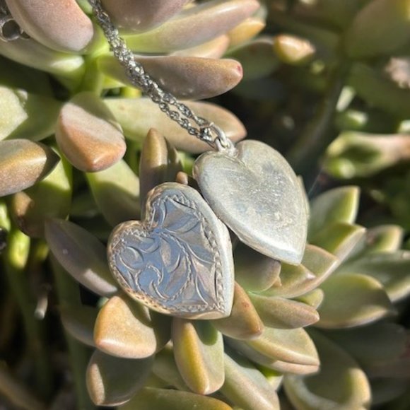 ❤️❤️ Sterling Heart Etched Locket & Chain Vintage Necklace - Picture 7 of 14